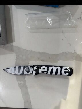 Supreme black and White Logo